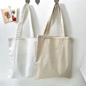 Detailansicht minimalistischer Canvas-Tragetaschen an der Wand, neutrale Beige- und Weißtöne.