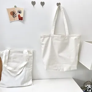 Detaillierte Ansicht der minimalistischen weissen Segeltuchtasche mit sauberer Verarbeitung.