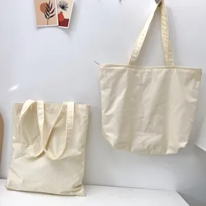 Detailansicht der Segeltuchtasche mit minimalistischem cremeweißem Design und stabilen Tragegriffen.