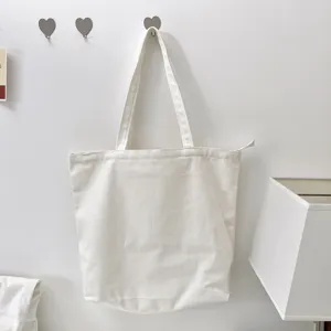 Minimalistische weiße Segeltuchtasche an der Wand, ideal für den Alltag mit viel Stauraum.