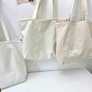 Detailansicht der minimalistischen beigefarbenen Leinentasche mit stabilen Schulterriemen.
