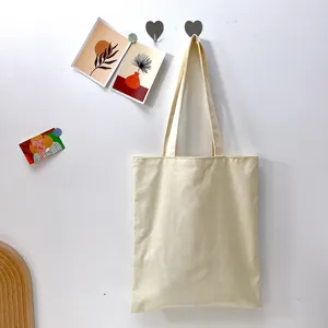 Minimalistische beige Segeltuch Tragetasche Detailansicht, lässige große Schultertasche.