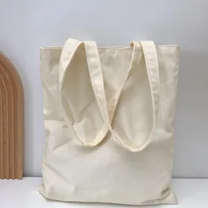 Nahaufnahme Detailansicht einer schlichten beigen Stofftasche mit sauberem Gewebe und Nähten.