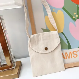 Detailaufnahme der minimalistischen, beige Canvas Umhängetasche mit praktischem Überschlag.