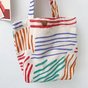 Modische Cord-Tasche mit bunten abstrakten Streifen, lässige Pendlertasche für den Alltag.