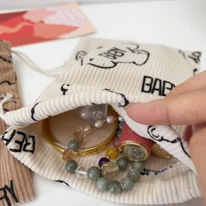 Beige Kordelzug Aufbewahrungstasche aus Kord für Kosmetik und Kleinigkeiten mit Bärenmotiv.
