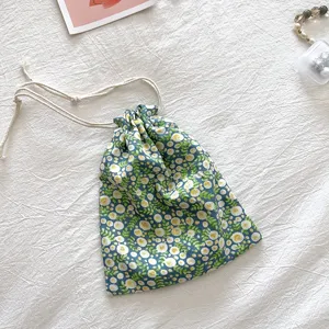 Detailaufnahme des floralen Kordelzug-Stoffbeutels mit blauem Muster und sauberer Naht.