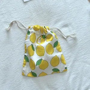 Detailansicht des japanischen Zitronen-Druck Kordelzug Aufbewahrungsbeutels aus Stoff.