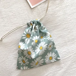 Detailaufnahme des süßen Gänseblümchen Kordelzug Beutels, tragbare Kosmetiktasche aus Stoff.