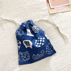 Japanischer Kordelzug Aufbewahrungsbeutel aus Baumwolle mit Katzenprint für Kosmetik.
