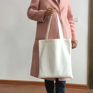 Detailansicht einer schlichten weißen Canvas Tragetasche, ideal für DIY Projekte und Alltag.