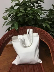 Einfache weisse Canvas Tragetasche Detailansicht, blanko Shopper fuer DIY Malerei.