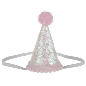 Vista dettagliata del cappello da compleanno rosa brillante per bambini con pon-pon ed elastico.