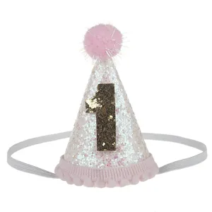 Vista ravvicinata del cappello da compleanno per neonati rosa brillante con numero uno oro.