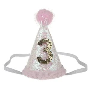 Cappello compleanno glitter rosa per bambini, dettaglio numero tre e bordo pompon.