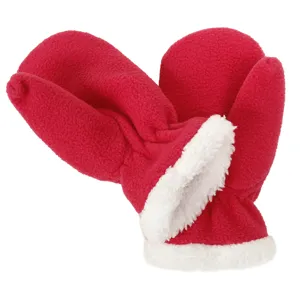 Detailopname van gezellige rode winter fleece kinderhandschoenen met zachte witte pluche boorden.
