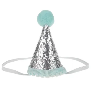 Primo piano dettagliato di un piccolo cappello di compleanno per bambini in paillettes argento.