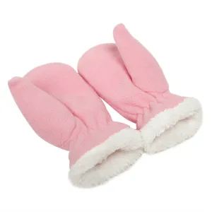 Detailopname van roze kinder fleece wanten, zachte warme winter handschoenen blik.