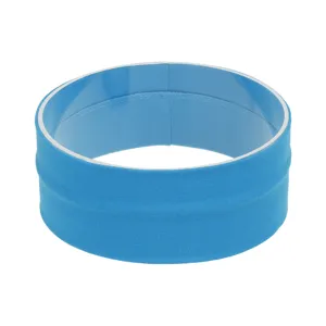 Détail du bandeau de sport élastique bleu, gros plan sur le bandeau de yoga en coton respirant