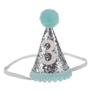 Dettaglio cappello compleanno paillettes argento con ponpon menta e numero 3 per bimbi.