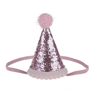 Dettaglio cappello festa glitter rosa con fascia elastica, simpatico accessorio per capelli.