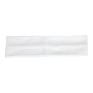 Vue détaillée du bandeau de sport en coton blanc uni, montrant la douce texture tissu.