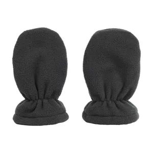 Detailansicht der weichen Fleece Babymuetzen aus dunklem Stoff mit elastischem Handgelenk.