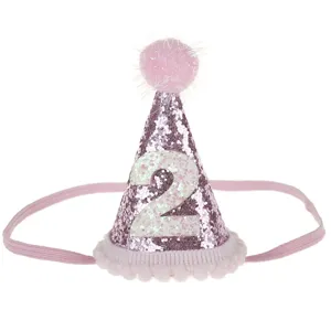 Dettaglio cappello compleanno neonata con glitter rosa, accessorio foto copricapo.