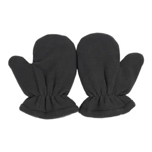 Nahaufnahme von weichen schwarzen Fleece-Winterfäustlingen für Babys, kuschelig warm.