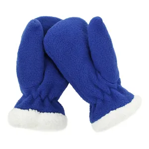 Detailopname van zachte blauwe fleece winterwanten met gezellige witte pluche boorden.