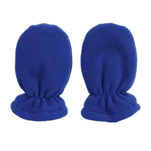 Details blauer Winter Fleece Babyfäustlinge, weicher warmer Stoff für kalte Tage draußen.