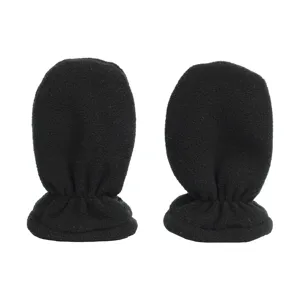 Schwarze Fleece Baby Fäustlinge Detailansicht, weiche warme Winter Handschuhe Nahaufnahme.