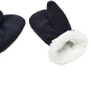 Gedetailleerd overzicht van kinderfleece winterwantten met zachte sherpa voering.