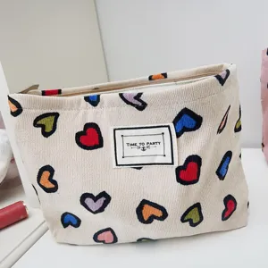 Borsa per cosmetici in velluto a coste con cuori colorati e chiusura con zip resistente.