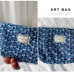Borsa cosmetica minimalista coreana in tela, astuccio da viaggio con stampa floreale blu.