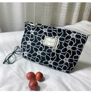 Borsa cosmetica nera ricamata a fiori, astuccio per trucco con zip in tela per viaggi e uso quotidiano.
