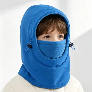 Details van het warme fleece fietsgezichtsmasker met zachte textuur en verstelbare koorden.
