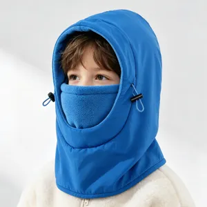 Detail van winddichte fleece bivakmuts in blauw, zacht thermisch winterhoofddeksel.