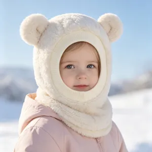 Nahaufnahme der flauschigen Bärenohren Babymütze, weiche Fleecetextur, Winter Detailaufnahme.