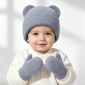 Nahaufnahme Detail der süßen Baby grauen Strickmütze mit Bärenohren und passenden Fäustlingen.