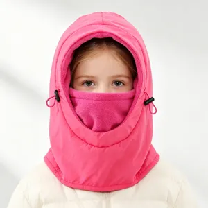 Detail van roze kinder fleece wintermuts, winddichte thermische bivakmuts voor koude dagen.