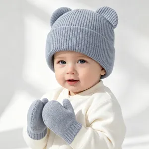 Süßes Baby Strickmütze mit Bärenohren und passenden Fäustlingen Set, detailreiche Nahaufnahme