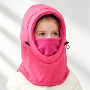 Gedetailleerd overzicht van roze fleece bivakmuts voor kinderen, winterse muts.