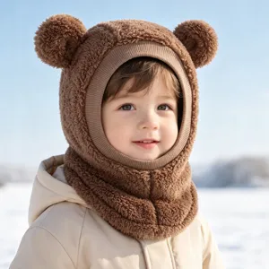 Nahaufnahme der warmen Baby Plüsch Bärenohren Kapuze Schal Kombi, flauschige Details.
