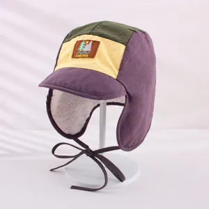 Nahaufnahme der Retro-Farbblock-Fellmuetze fuer Kinder mit Fleece-Futter und Ohrenklappen