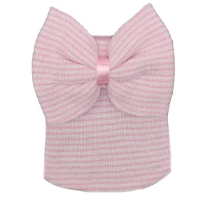Lindo gorro de punto a rayas rosa para recién nacido con gran detalle de lazo para uso diario.