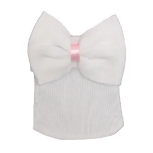 Gorro de punto blanco para recién nacido con gran lazo y cinta rosa para otoño y uso diario.