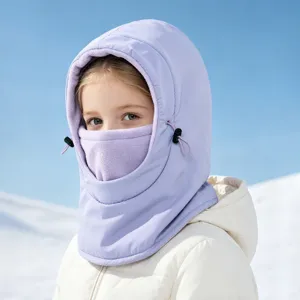 Detailweergave van kinder winter fleece thermische bivakmuts winddichte skimasker in paars.