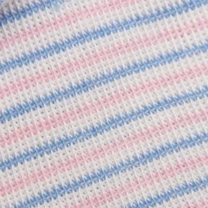 Detalle de textura de tela de gorro para recién nacido, diseño a rayas rosa y azul.