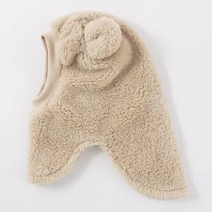 Kuschelige Baby Sturmhaube Detail, süßes Bärenohren Design, warme Winter Fleece Mütze.